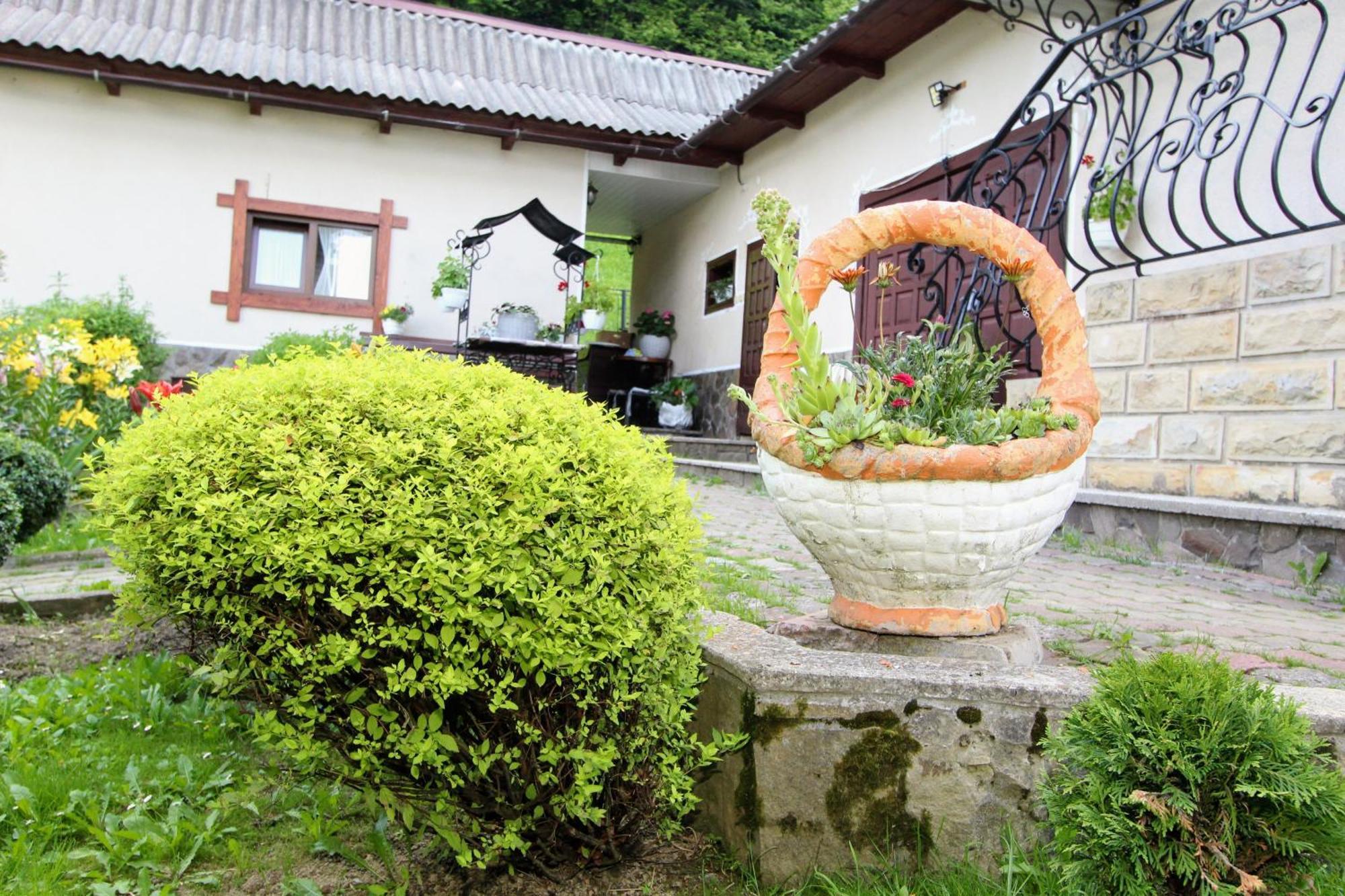 Котедж "Красний Краєвид" Yaremche Exterior foto